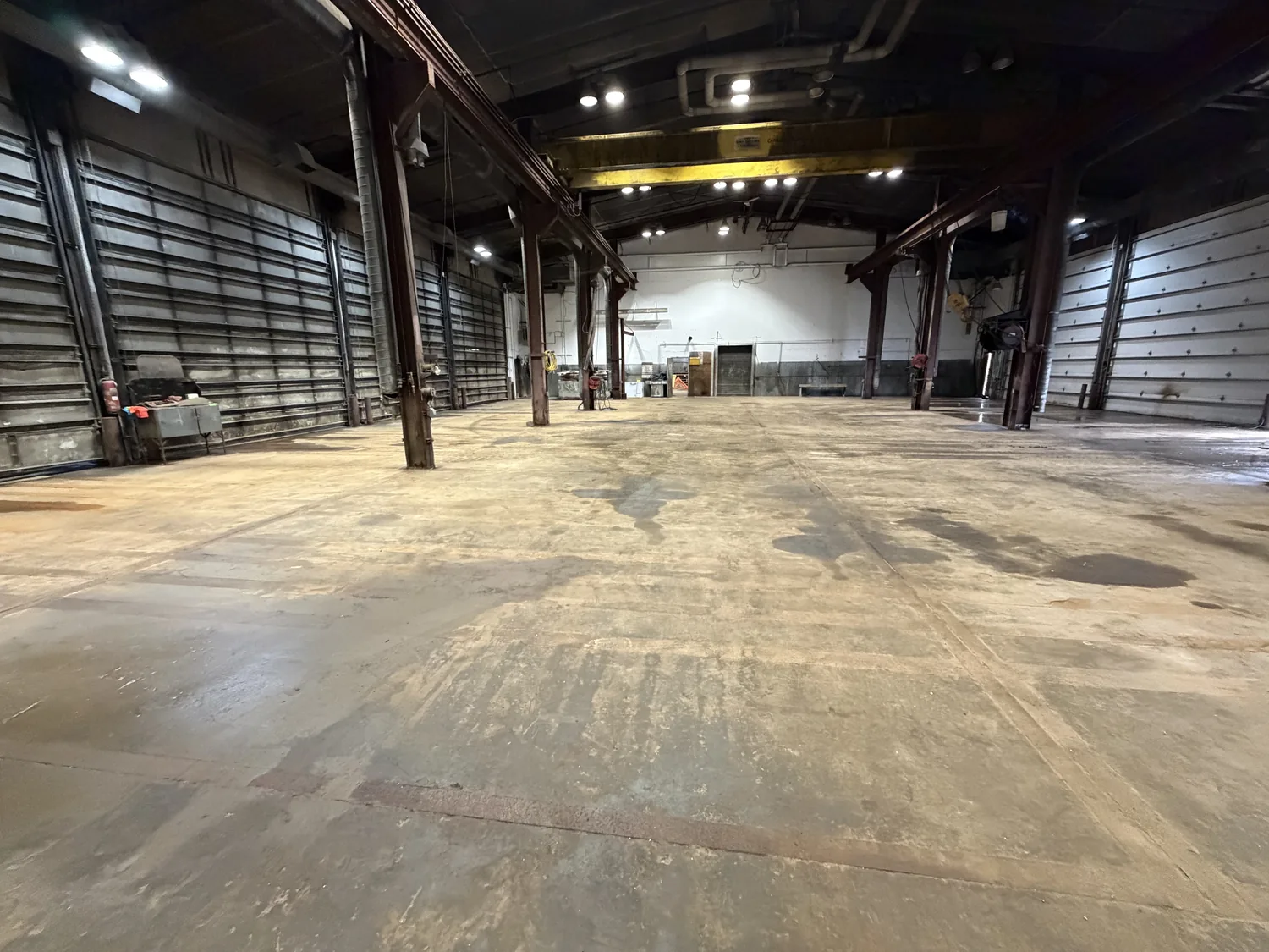 Open shop floor available to lease